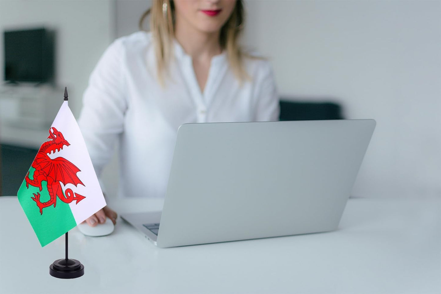 WXTWK 2 Pack Welsh Flag Welsh Deluxe Desk Flag Set - Mini Small Wales Table Office Flags with Black 12" Solid Pole Stand Base Classroom Meeting Desktop Decorations