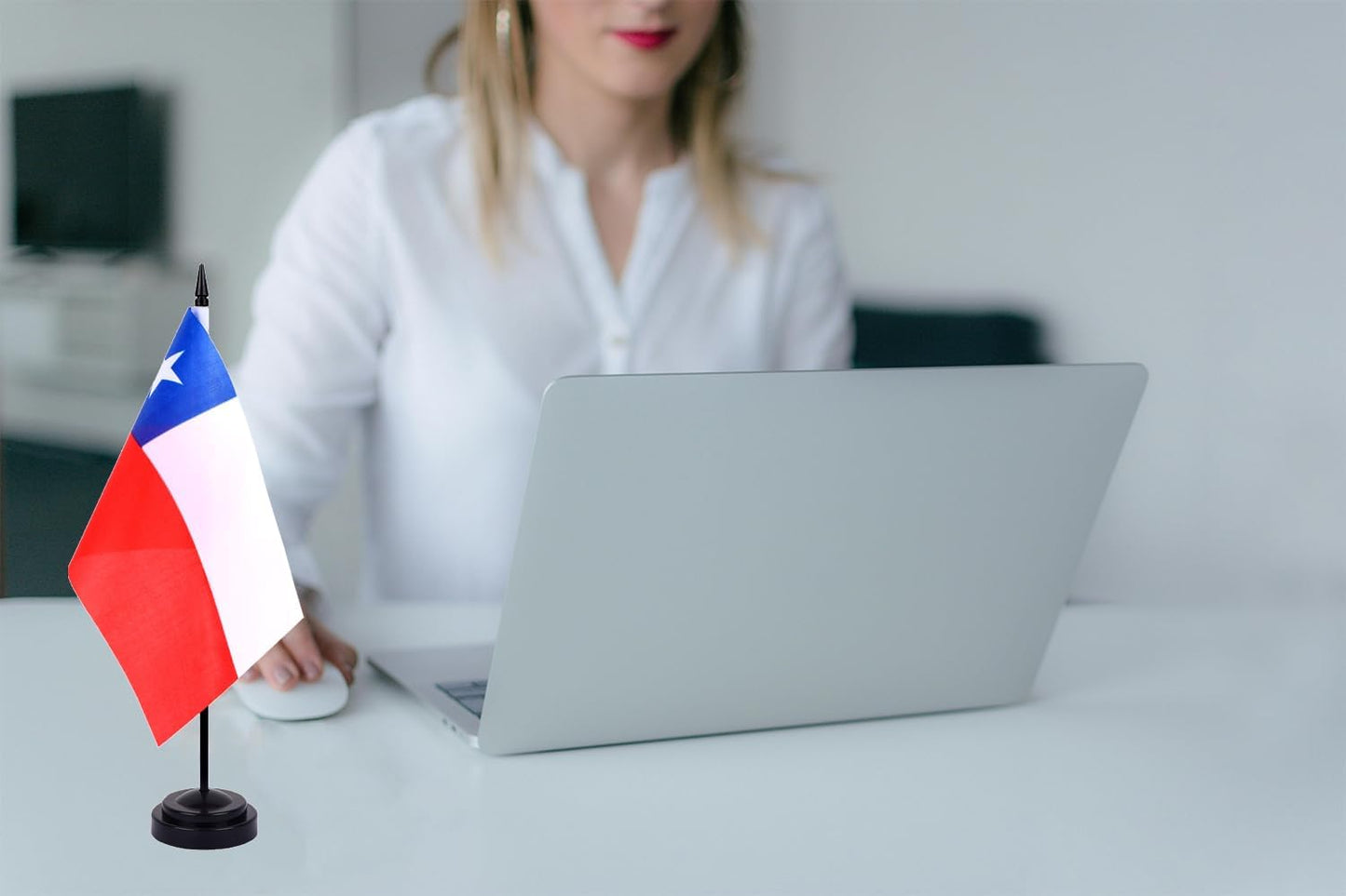 WXTWK 2 Pack Chile Flag Chile Deluxe Desk Flag Set - Mini Small Chilean Table Office Flags with Black 12" Solid Pole Stand Base Classroom Meeting Desktop Decorations