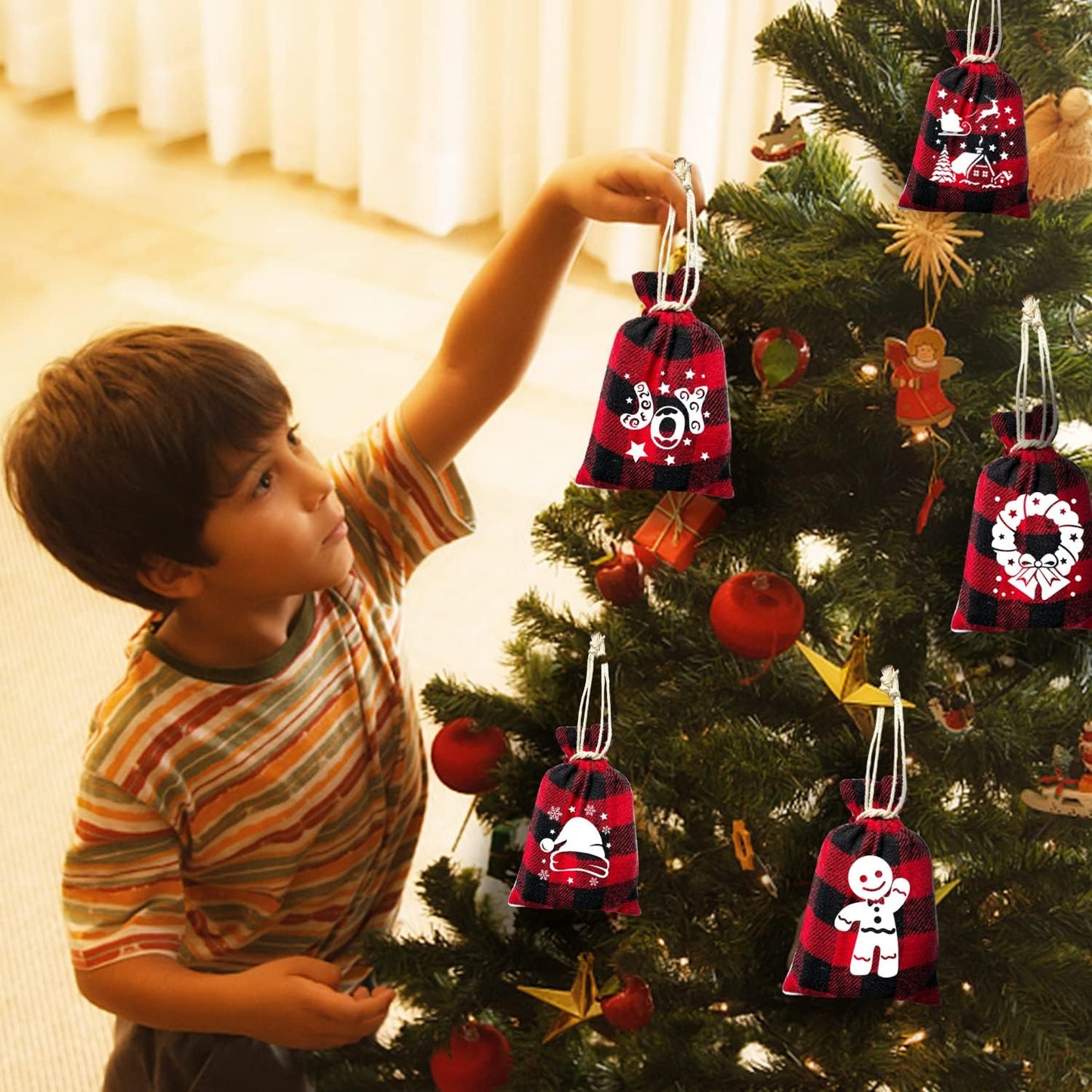 CCINEE 36Pcs Christmas Buffalo Plaid Drawstring Bags Red and Black Plaid Xmas Burlap Bag Reusable Treat Candy Bag Cotton Gift Bags with Drawstrings for Candy Wrapper Christmas Party Favors