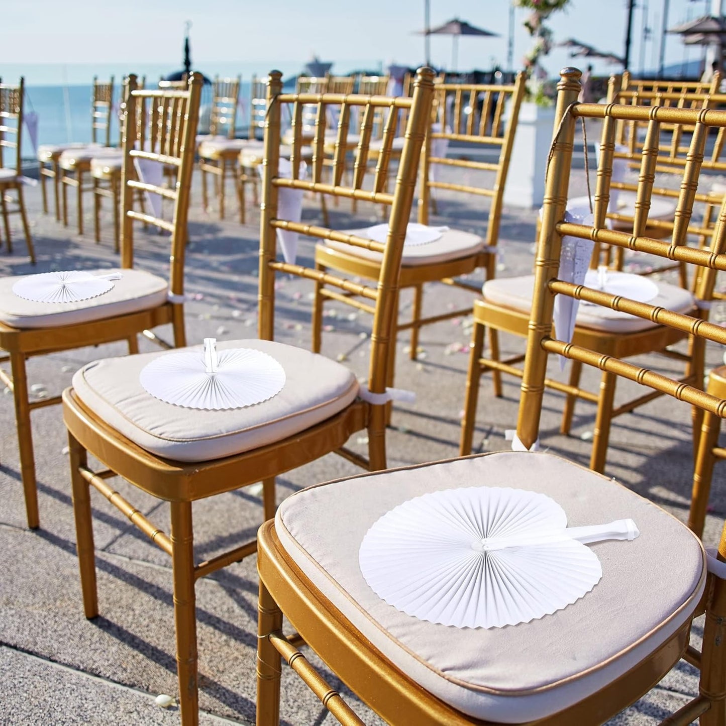 MCEAST 160 Pack Folding Wedding Paper Fans White Handheld Folding Fan Round Shaped Wedding Fans with Plastic Handle for Wedding Birthday Party Favors Supplies Home Decoration (Round)