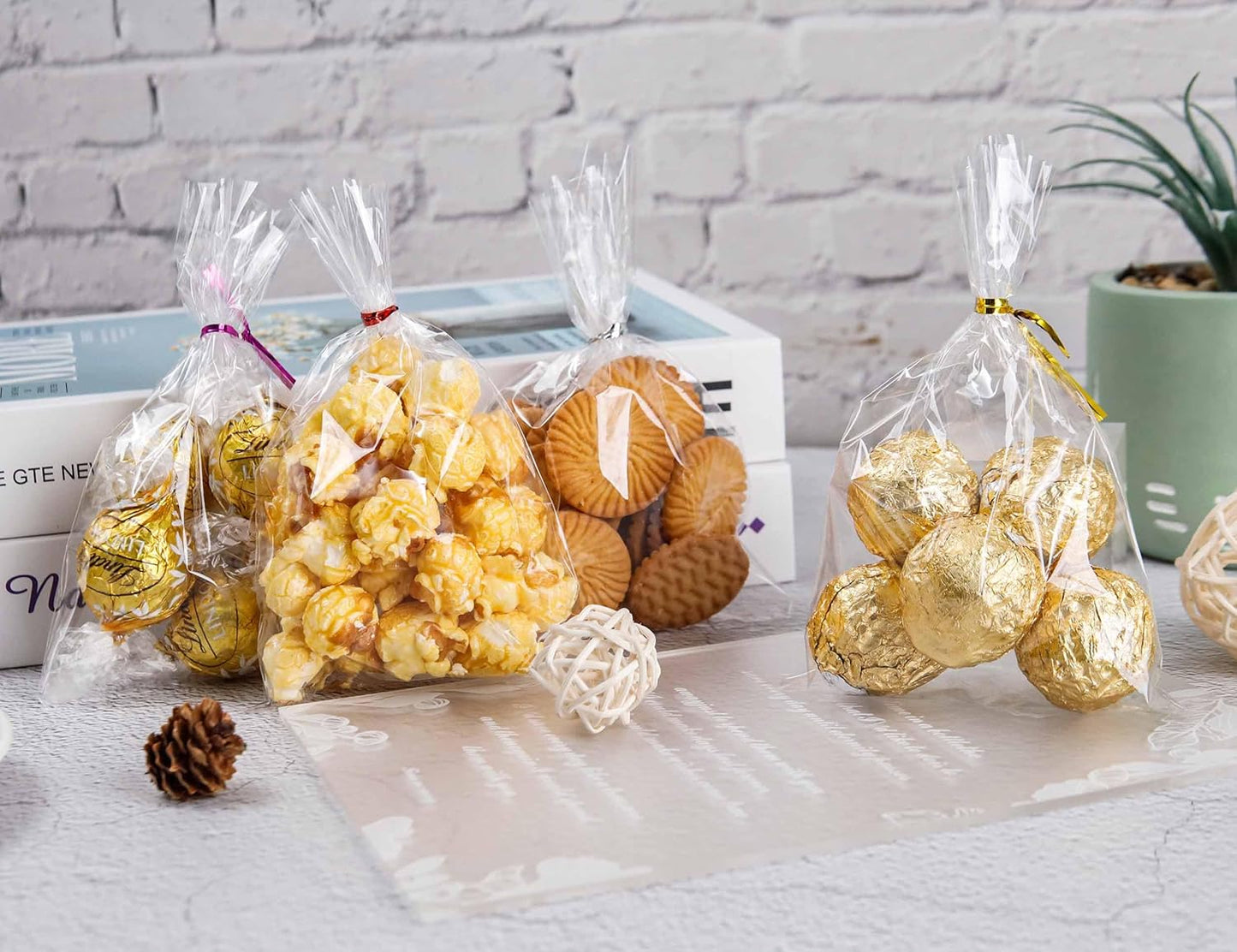LOKIQNG Cellophane Bags Plastic Treat Bag Clear Cookie Candy Bags with Twist Ties for Party Favor Bag(200PACK, 4x6inch)