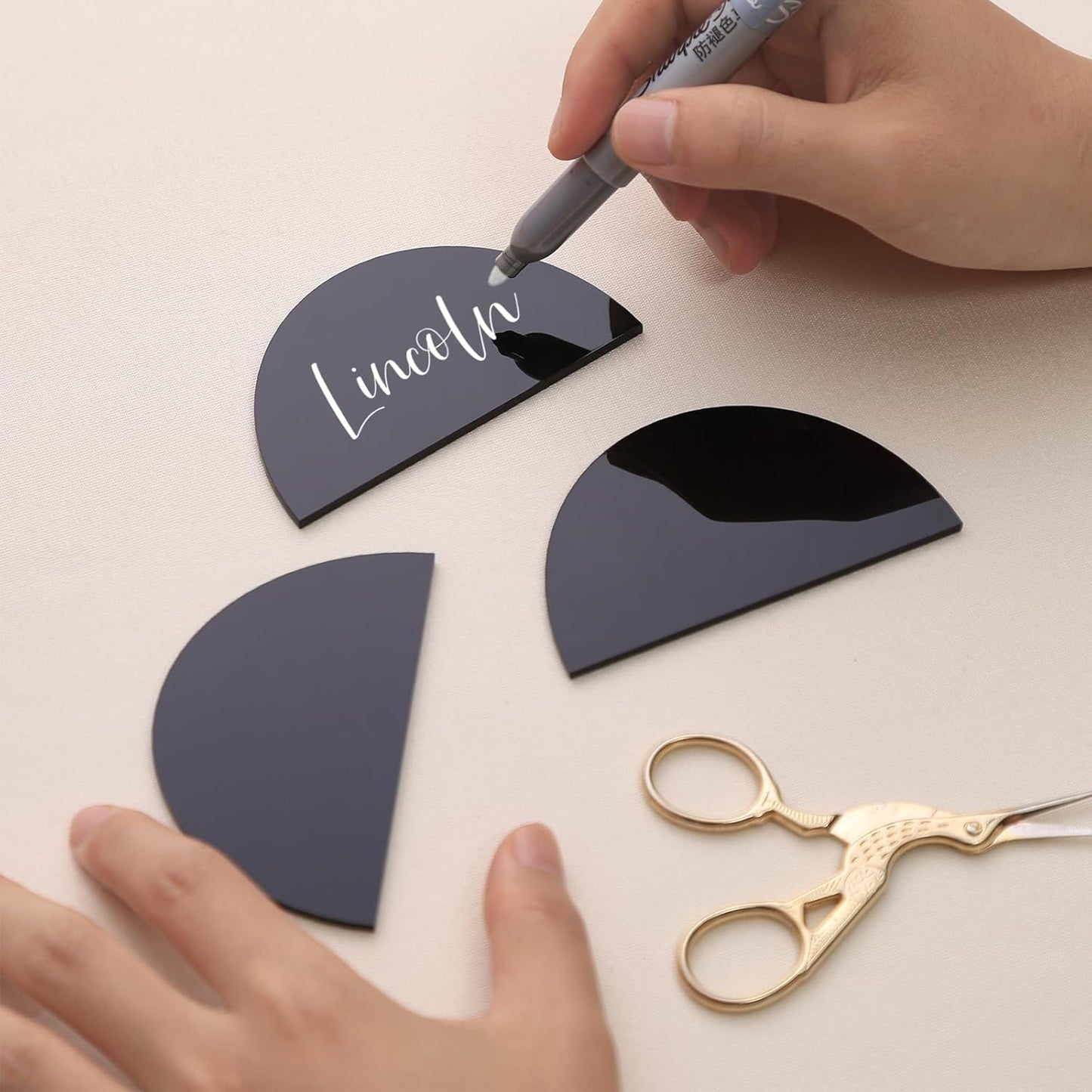 UNIQOOO 20 Pcs Black Semicircle Acrylic Place Cards, DIY Blank Half Circle Acrylic Sign, 1/8 inch Thick Perfect for Wedding Table Decor, Birthday, Centerpiece, Decoration, Party, Event,3.5x2 inches