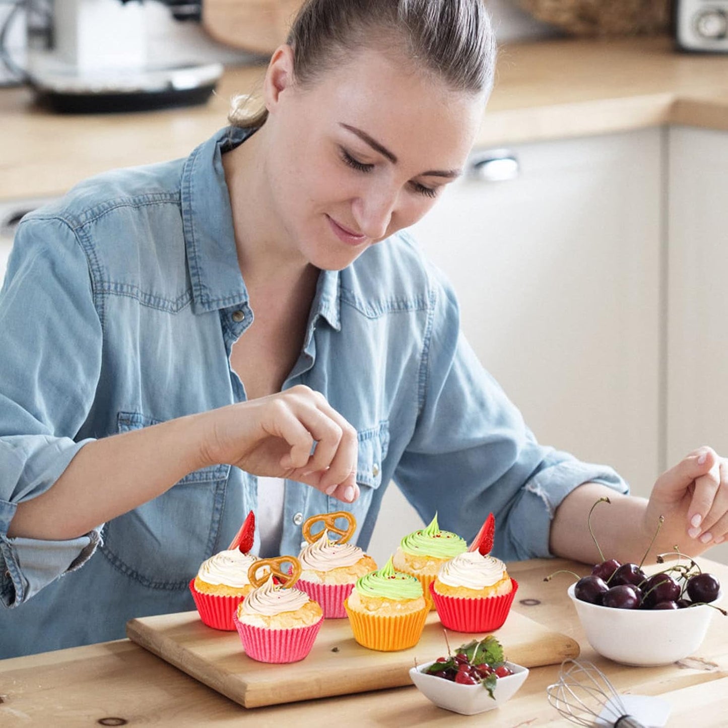 Caperci Standard Orange Cupcake Muffin Liners 500-Count, No Smell, Food Grade & Grease-Proof Paper Baking Cups (Orange)