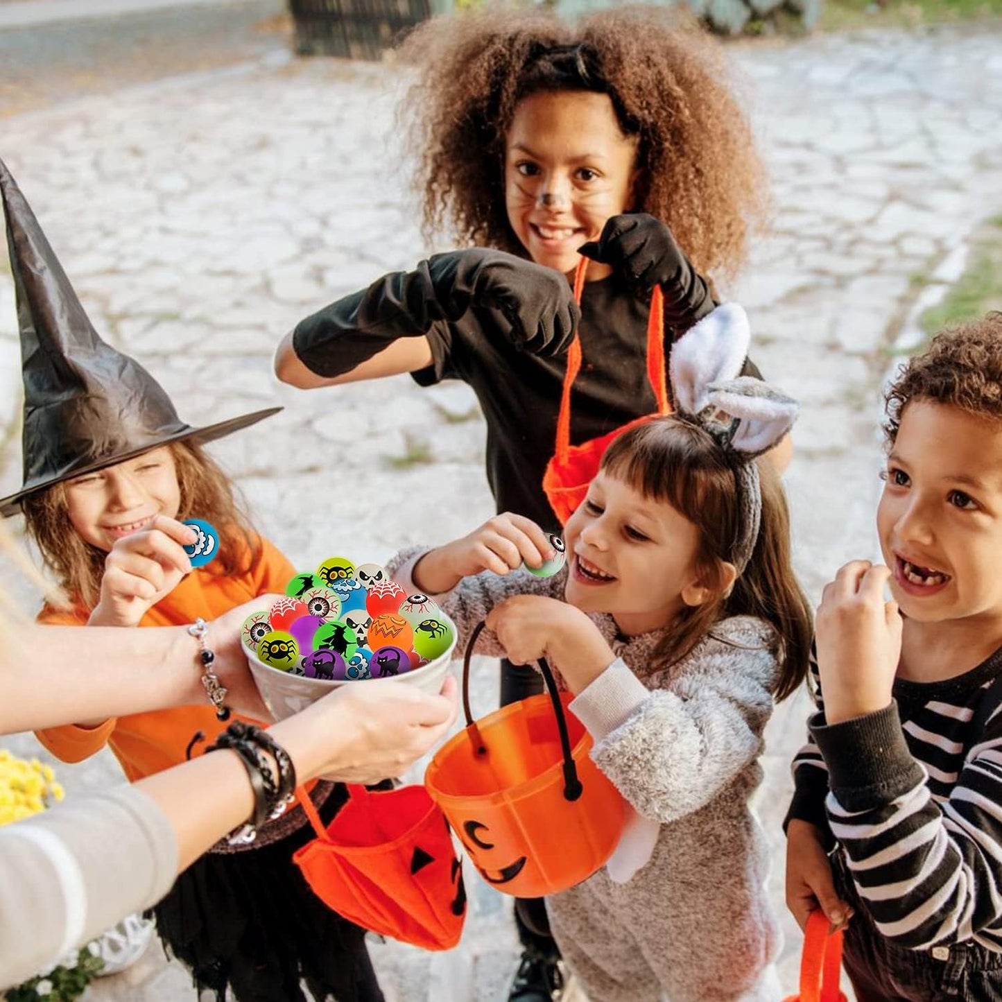 SpringFlower 100 Pcs Glow in The Dark Bouncing Balls,Halloween Party Favors Supplies, Trick or Treating Goodie Bag Filler，School Classroom Game Rewards, 10 Assorted Halloween Theme Designs