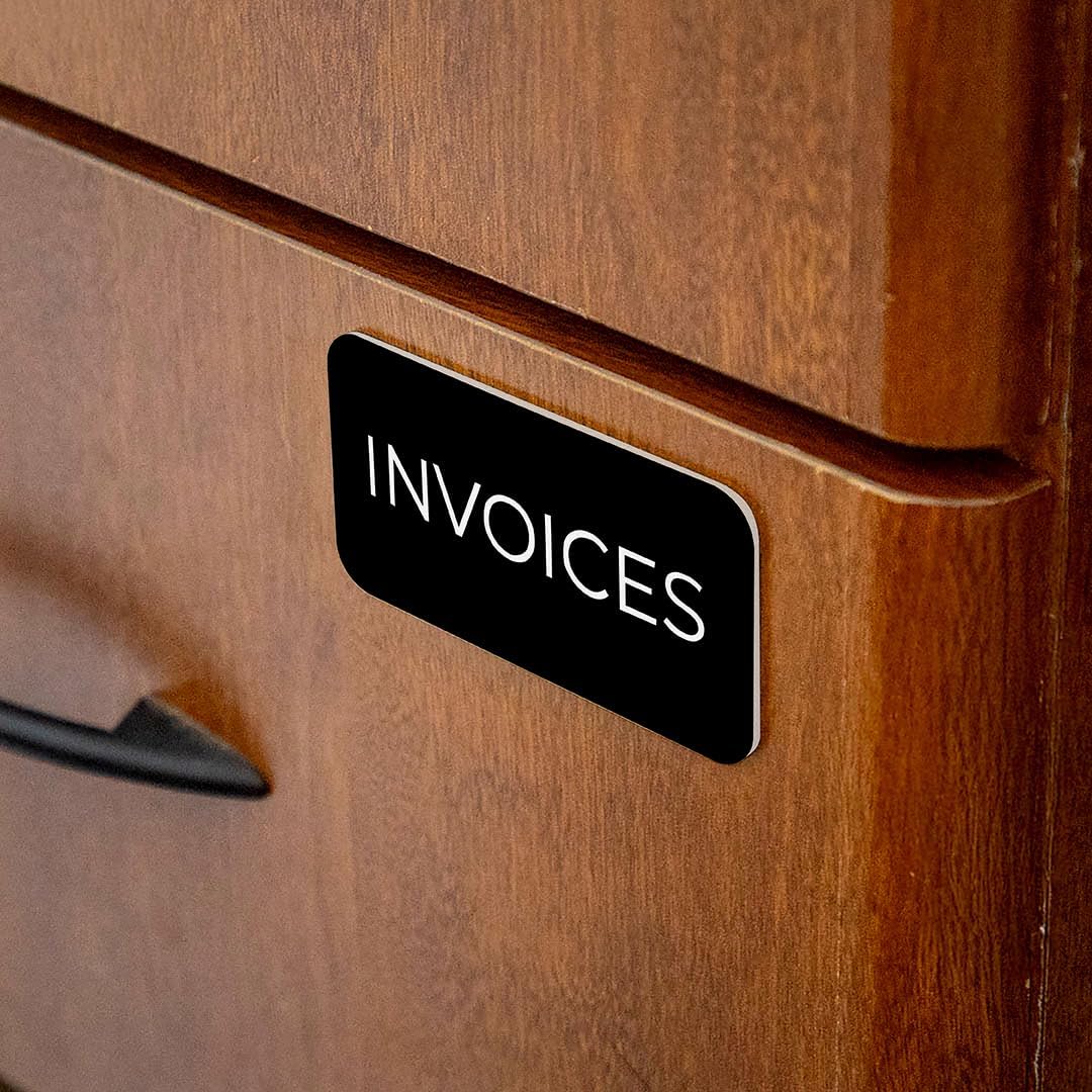 Name Tag/Badge Blanks - 100 Pack - 1-1/2" X 3" (Black) Round Corners, Magnetic Backing