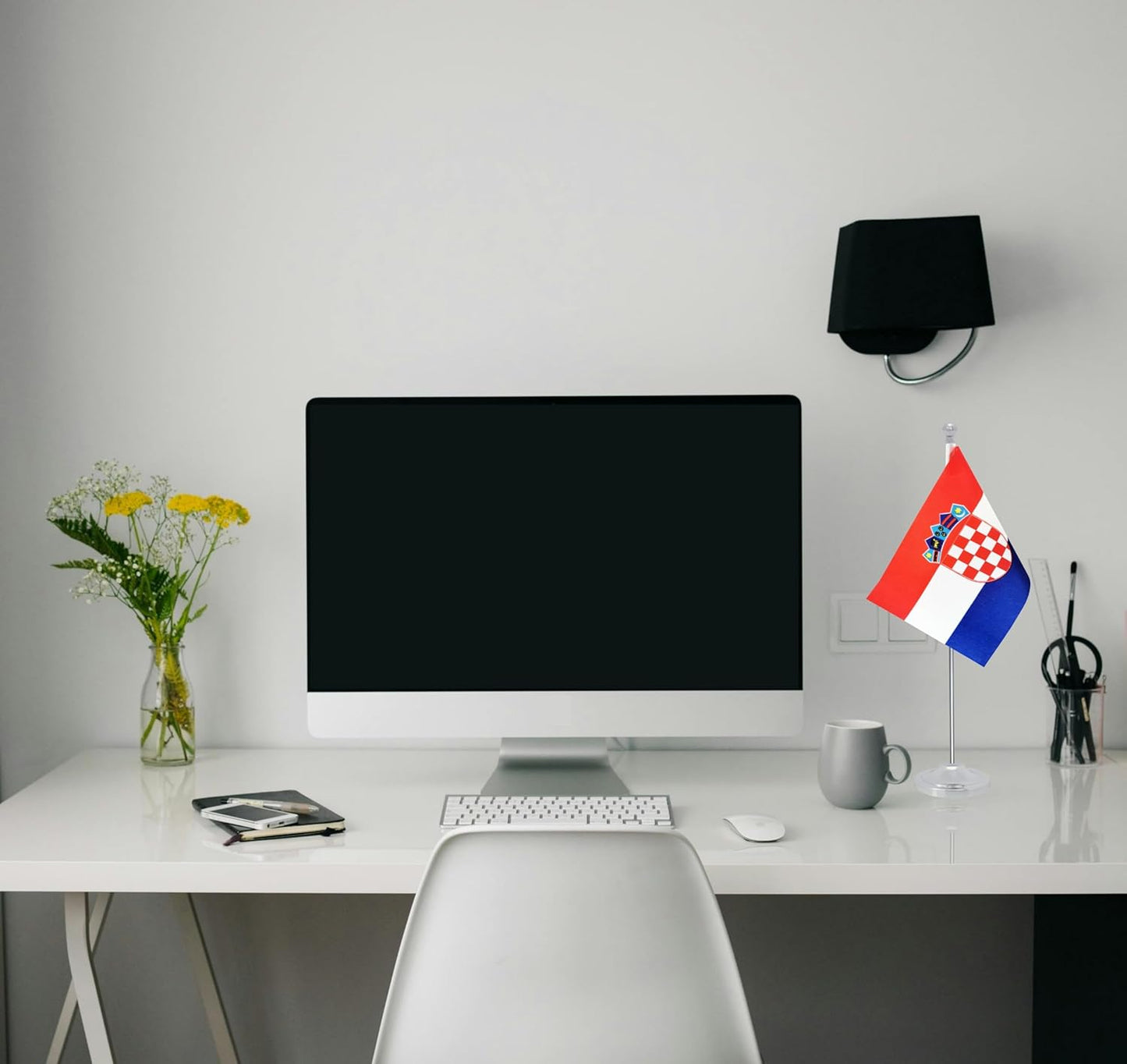 Croatia Desk Flag, Croatian Table Office Flag with Metal Pole and Stand Base, International Country Flags, Festival Event Celebration, Classroom Meeting Desktop Decor (Croatia)