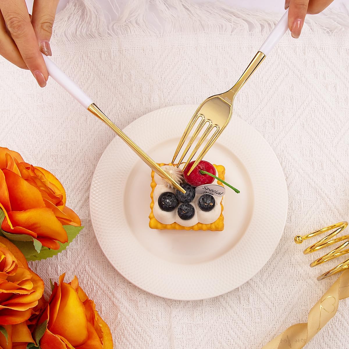 Rubtlamp 96 Pcs Gold Plastic Silverware, Gold Plastic Utensils with White Handle, Cutlery Set Disposable Includes: 32 Knives, 32 Plastic Spoons And 32 Forks for Wedding And Party