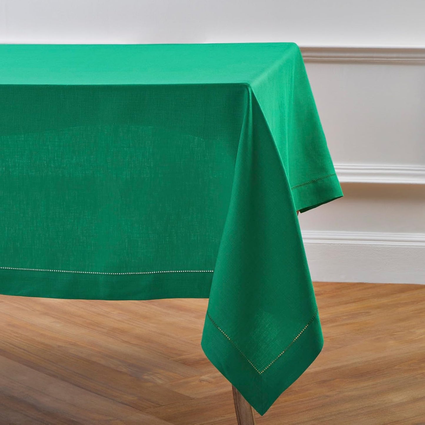 Solino Home Linen Tablecloth 60 x 108 Inch - Classic Hemstitch 100% Pure Linen Emerald Green Table Cloth for Rectangle Tables - Machine Washable Tablecloth for Christmas