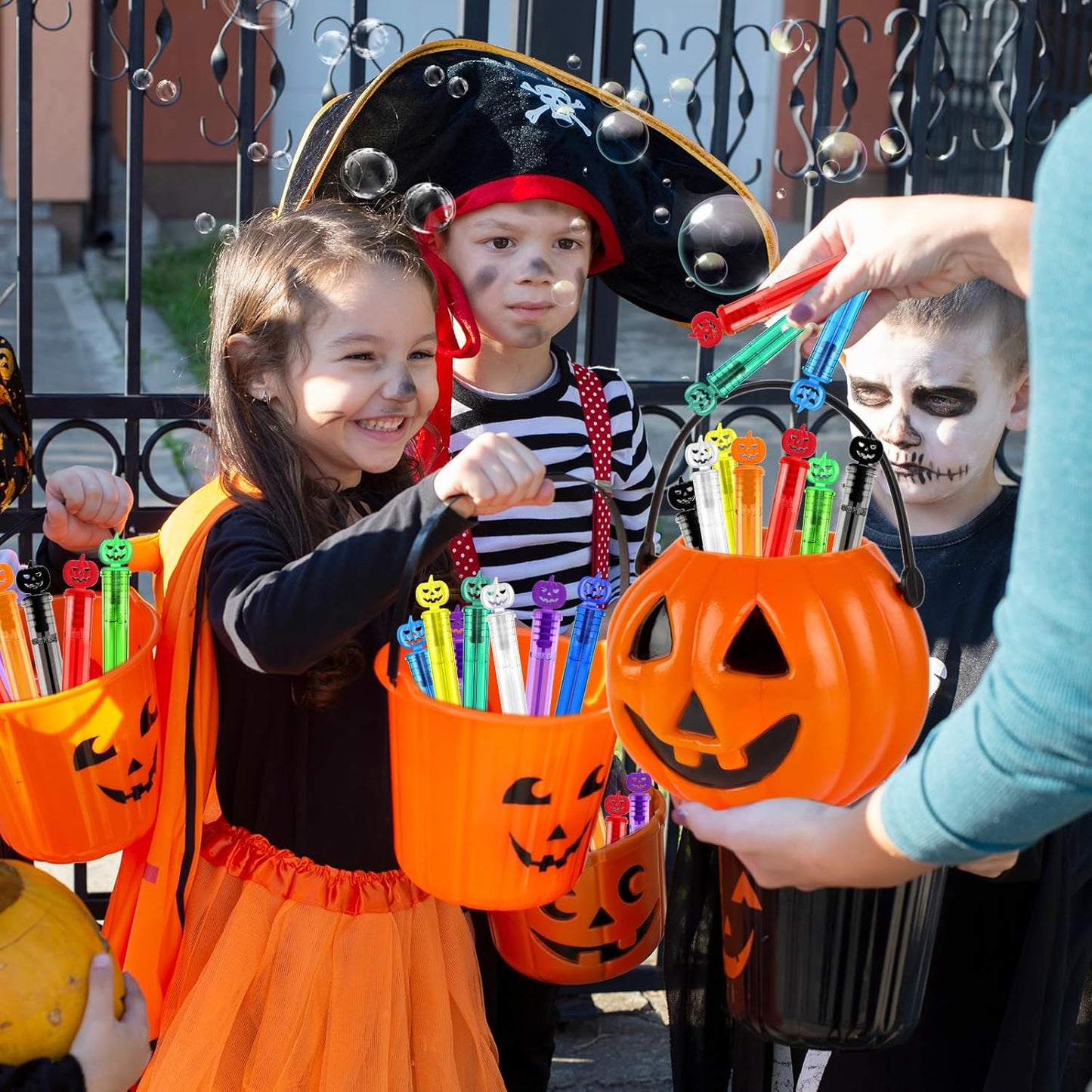 SpringFlower 300 PCS Halloween Bubble Wands, Party Favor Mini Bubble Wands Halloween Gifts Kids Goodie Bag Stuffers for Trick or Treat