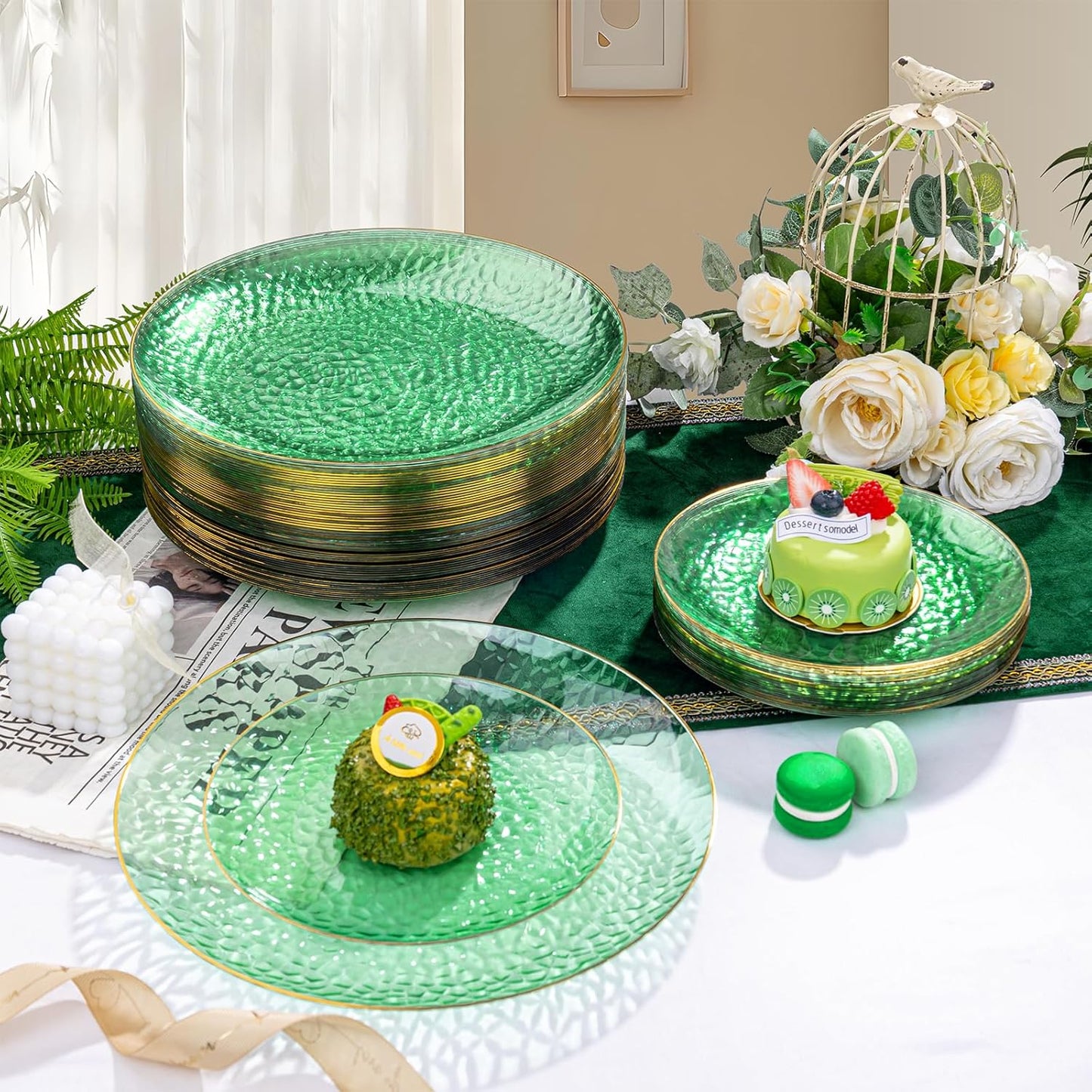 Rubtlamp 100 Pcs Green And Gold Plastic Plates - 10 inch Clear Green Gold Dinner Plates - Hammer Pattern Design - Fancy Disposable Platos - Heavy-Duty Party Platos Ideal for Wedding