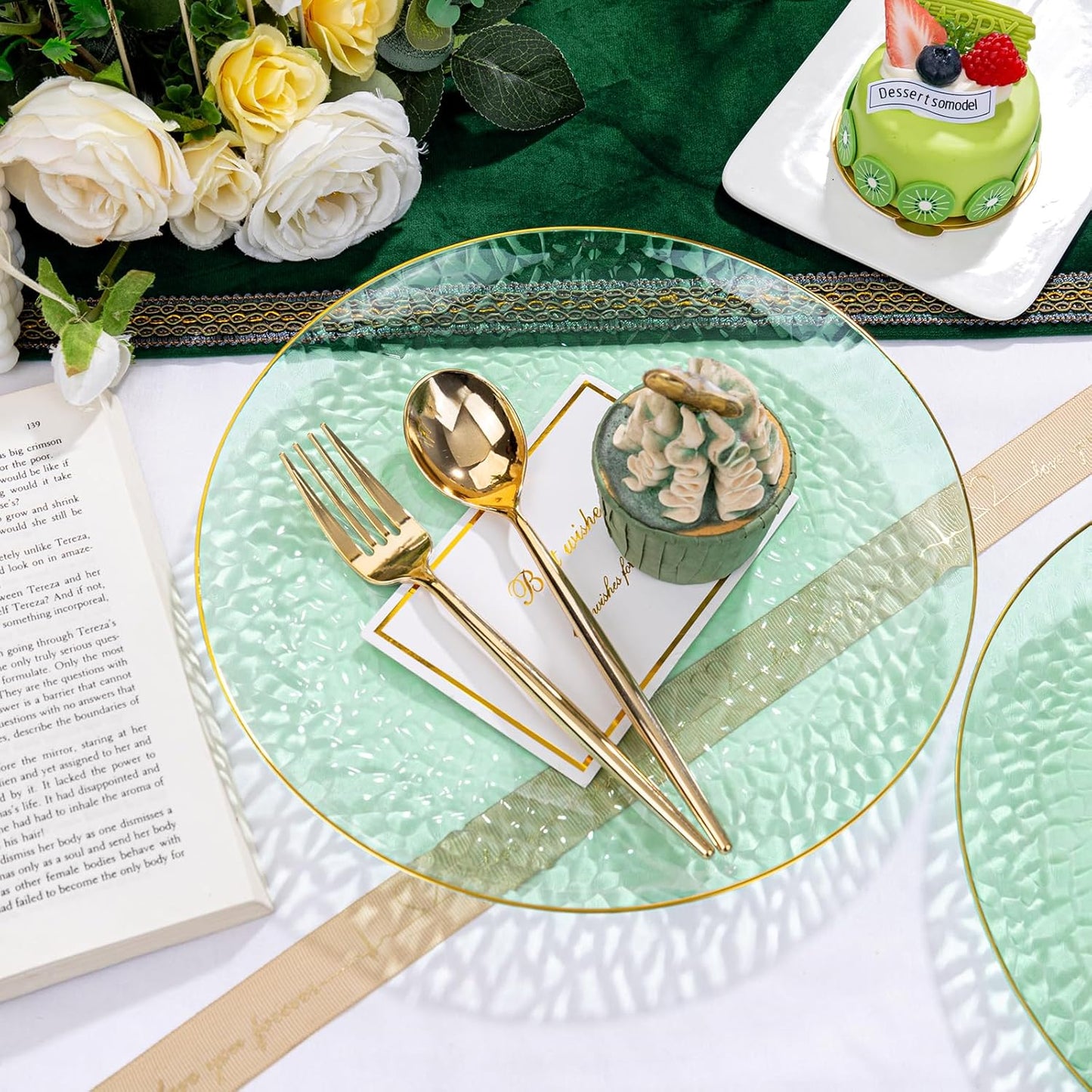 Rubtlamp 100 Pcs Green And Gold Plastic Plates - 10 inch Clear Green Gold Dinner Plates - Hammer Pattern Design - Fancy Disposable Platos - Heavy-Duty Party Platos Ideal for Wedding