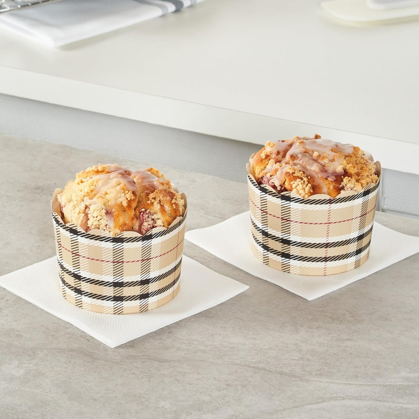 Panificio 10 Ounce Cupcake Wrappers, 200 Scalloped Baking Cups - Oven-Ready, Greaseproof, Plaid Paper Cupcake Liners, Disposable, For Birthdays, Baby Showers, Or Weddings - Restaurantware