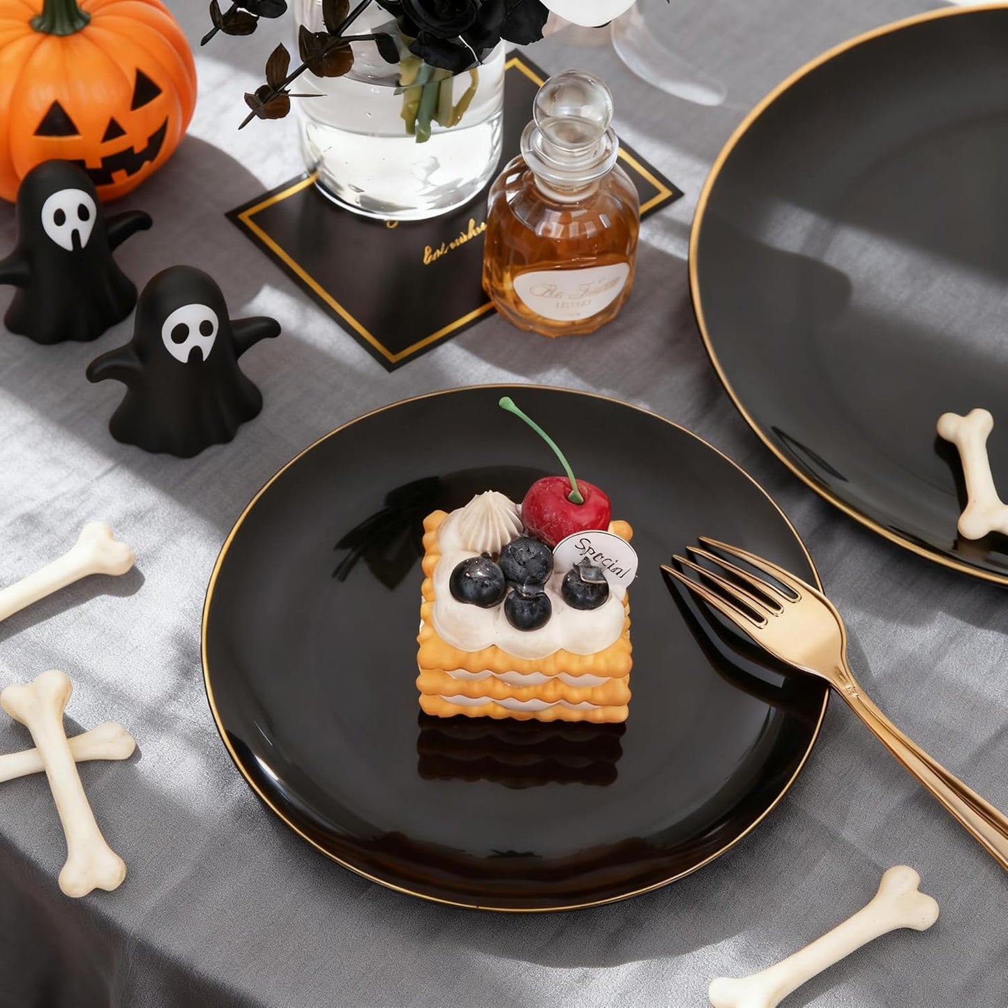 KIRE 100PCS Black and Gold Plates - Black Plastic Plates Disposable with Gold Rim for Halloween Party/Wedding/Birthday Include 50Pcs 10.25inch for Dinner and 50Pcs 7.5inch for Dessert/Salad