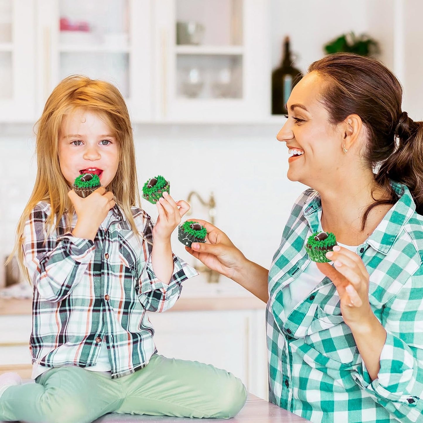 COcnny Football Mini Cupcake Liners - 600pcs Football Themed Mini Baking Cups Muffin Cupcakes Wrappers, Rugby Sport Paper Cake Wrap Making Supplies for Game Day Post-match Celebration Party (6 Styles)